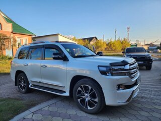 2017 Toyota Land Cruiser 200 Series Рестайлинг 2, белый, 6500000 рублей, вид 3