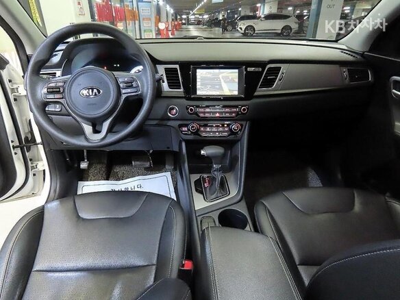 2017 Kia Niro Plug-in hybrid I, белый, 1111000 рублей - вид 6