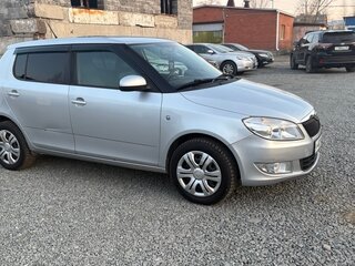 2013 Skoda Fabia II Рестайлинг, серебристый, 595000 рублей, вид 2
