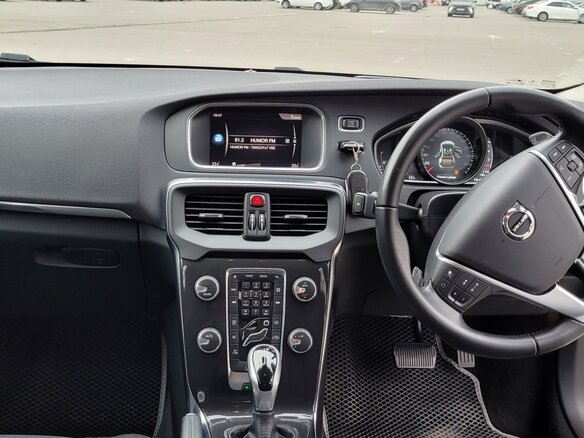 2017 Volvo V40 II Рестайлинг, белый, 1650000 рублей - вид 5