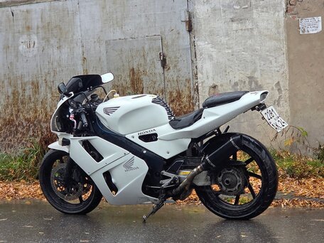1991 Honda VFR 400, белый, 220000 рублей, вид 1