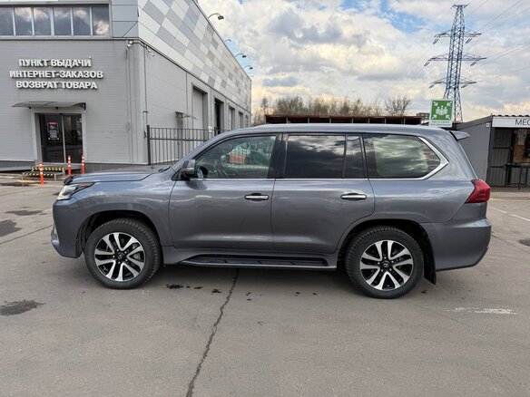 2017 Lexus LX 570 III Рестайлинг 2, серый, 5380000 рублей - вид 4