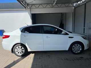 2014 Kia Rio 5-speed III, белый, 800000 рублей, вид 2