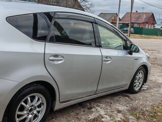 2016 Toyota Prius Alpha I (ZVW40/41) Рестайлинг, серебристый, 1400000 рублей, вид 3