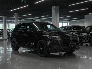 2018 Volkswagen Touareg III, чёрный, 4410000 рублей, вид 2