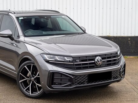 2025 Volkswagen Touareg III Рестайлинг, серый, 10630000 рублей, вид 3