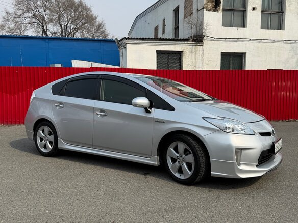 2014 Toyota Prius III Рестайлинг (XW30), серебристый, 1100000 рублей - вид 6