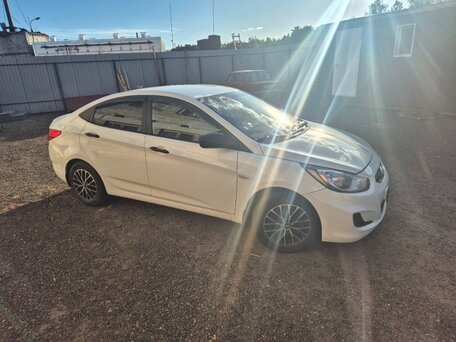 2013 Hyundai Solaris I, белый, 570000 рублей, вид 1