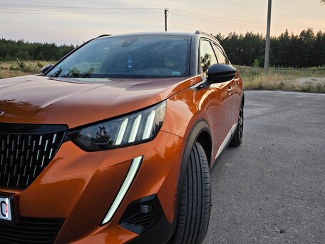 2021 Peugeot 2008 8AT II, оранжевый, 1750000 рублей, вид 3