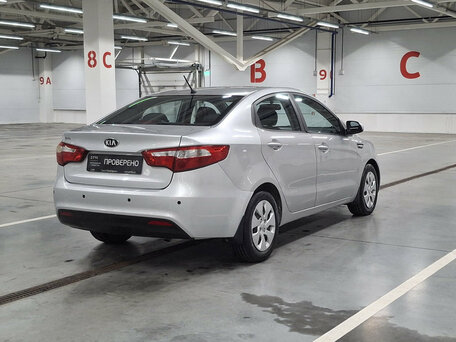 2013 Kia Rio 5-speed III, серебристый, 550000 рублей, вид 5