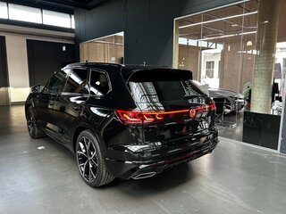 2025 Volkswagen Touareg III Рестайлинг, чёрный, 16511000 рублей, вид 4