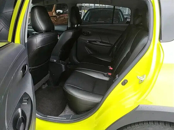 2022 Toyota Yaris IV, жёлтый, 1050099 рублей - вид 13
