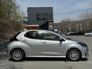 2020 Toyota Yaris IV, серебристый, 830000 рублей, вид 3