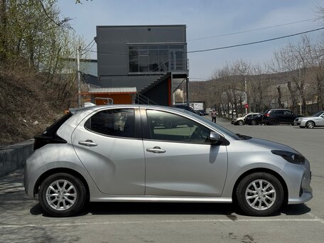 2020 Toyota Yaris IV, серебристый, 900000 рублей, вид 3
