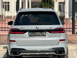 2023 BMW X7 40i I (G07) Рестайлинг, серебристый, 8800000 рублей, вид 4