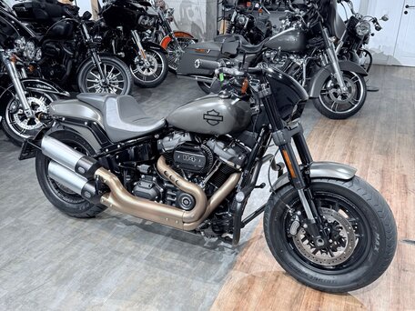 2018 Harley-Davidson Fat Bob, серый, 1599000 рублей, вид 2