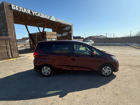 2017 Honda Freed+ II, красный, 1380000 рублей - вид 7