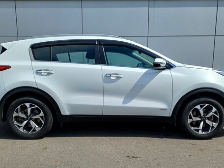 2020 Kia Sportage IV Рестайлинг, белый, 2060000 рублей, вид 4