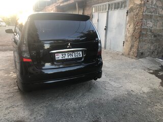 2003 Mitsubishi Grandis I, чёрный, 720000 рублей, вид 2