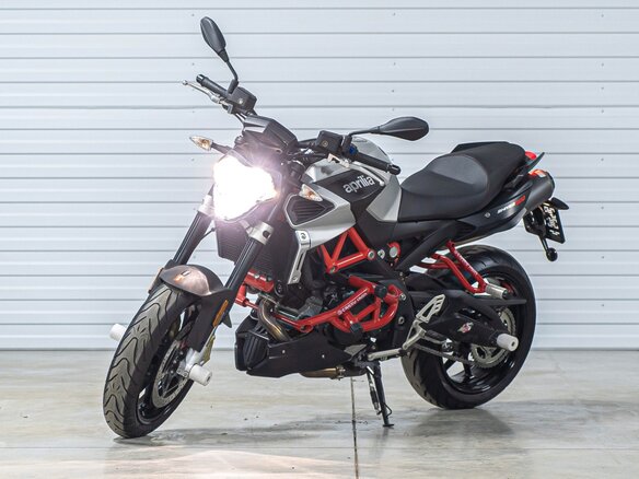 2019 Aprilia SL 900 Shiver, серебристый - вид 3