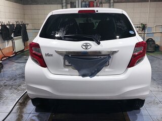 2014 Toyota Vitz III (XP130) Рестайлинг, белый, 715000 рублей, вид 2