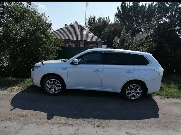 2014 Mitsubishi Outlander PHEV III, белый, 1900000 рублей - вид 24