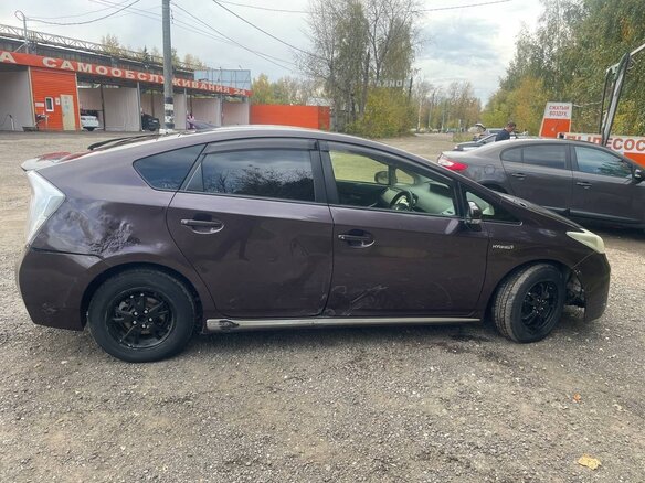 2013 Toyota Prius III Рестайлинг (XW30), фиолетовый, 950000 рублей - вид 10
