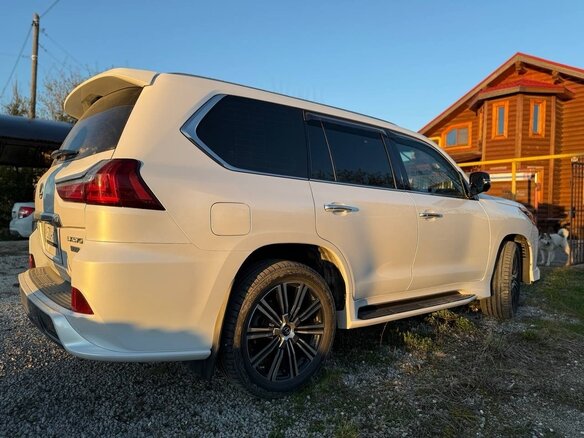 2018 Lexus LX 570 III Рестайлинг 2, белый, 9800000 рублей - вид 3