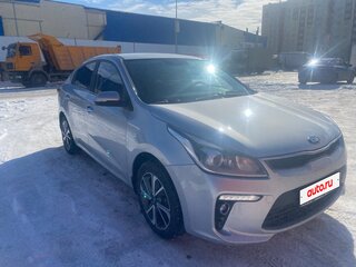 2018 Kia Rio IV, серебристый, 1500000 рублей, вид 1