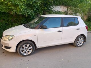 2013 Skoda Fabia II Рестайлинг, белый, 580000 рублей, вид 2