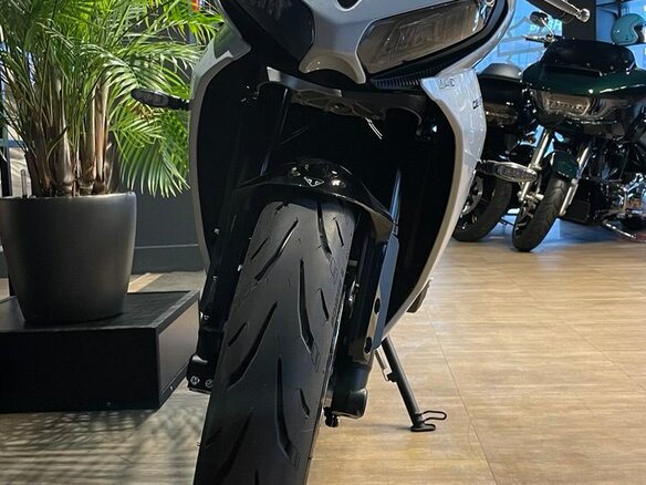 2025 Triumph Daytona 660, белый, 1150000 рублей - вид 11
