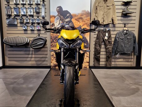 2025 Triumph Street Triple, жёлтый, 1980000 рублей, вид 2