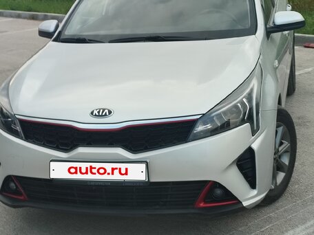 2020 Kia Rio IV Рестайлинг, серебристый, 1600000 рублей, вид 3