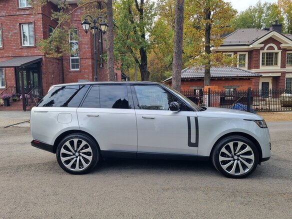 2024 Land Rover Range Rover P400 MHEV V, серебристый, 17200000 рублей - вид 5