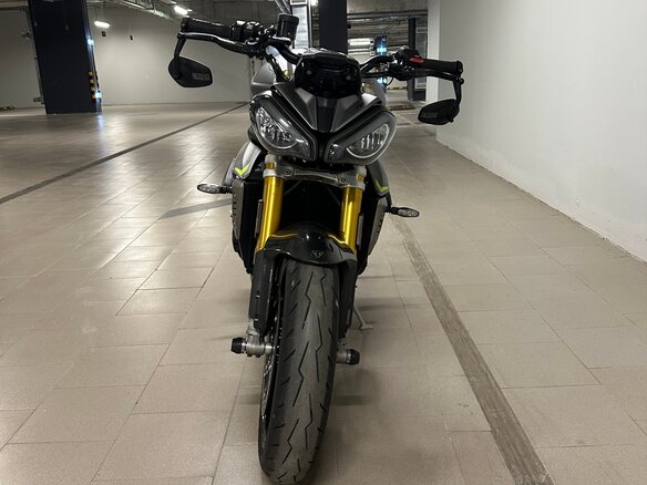 2021 Triumph Speed Triple, серый, 1250000 рублей - вид 2