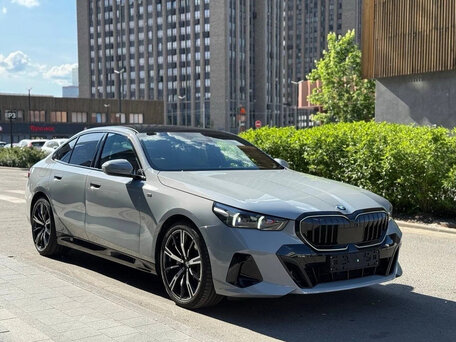 2025 BMW 5 серии 530i xDrive VIII (G60/G61/G68), белый, 7490000 рублей, вид 3