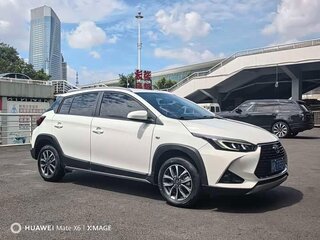 2022 Toyota Yaris IV, белый, 1045000 рублей, вид 3