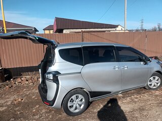 2019 Toyota Sienta II Рестайлинг, серебристый, 1700000 рублей, вид 4