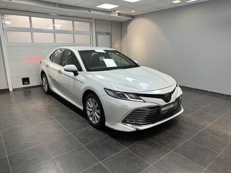 2019 Toyota Camry VIII (XV70), белый, 2755000 рублей, вид 3