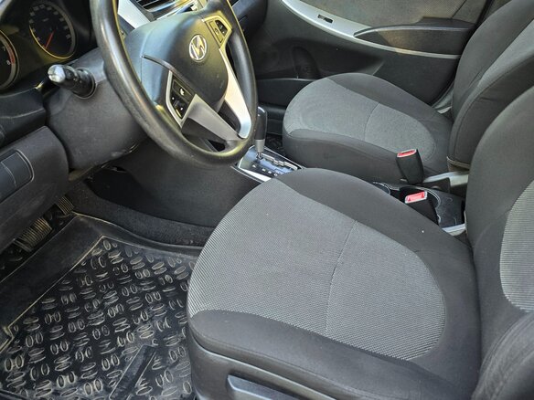 2011 Hyundai Solaris I, серебристый, 870000 рублей - вид 4