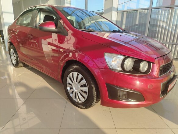 2015 Chevrolet Aveo II, красный - вид 2