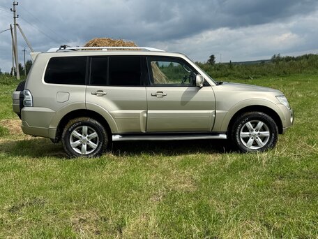 2010 Mitsubishi Pajero IV, бежевый, 2150000 рублей, вид 4