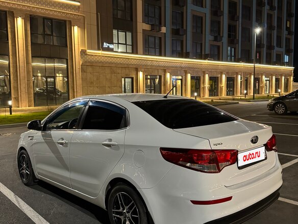 2015 Kia Rio III Рестайлинг, белый, 930000 рублей - вид 3