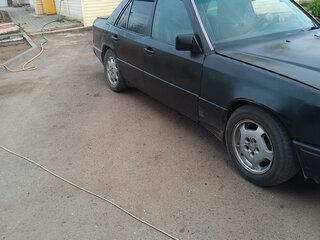 1992 Mercedes-Benz W124 300, чёрный, 220000 рублей, вид 2