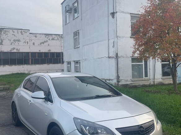 2010 Opel Astra J, серебристый - вид 1