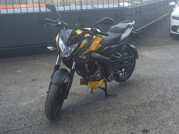 2020 Bajaj Pulsar NS 200, жёлтый, 240000 рублей