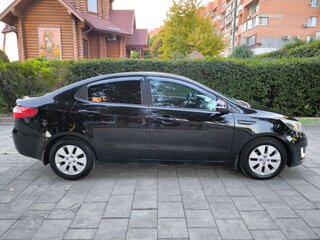 2013 Kia Rio 4-speed III, чёрный, 815000 рублей, вид 5