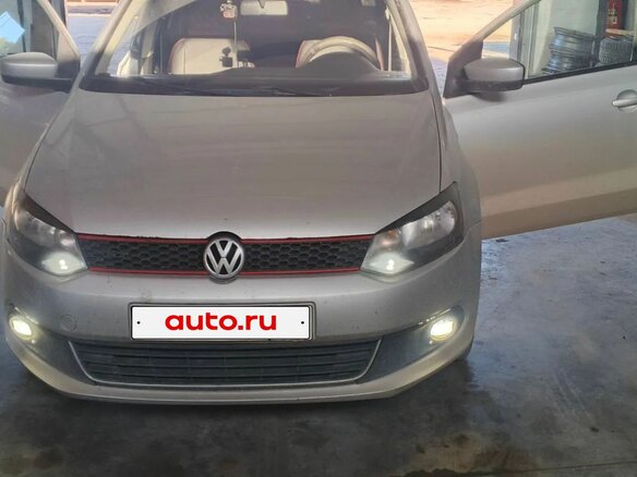 2012 Volkswagen Polo V, серебристый, 500000 рублей