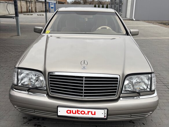1997 Mercedes-Benz S-Класс 500 Long III (W140) Рестайлинг, золотистый, 1499000 рублей - вид 1