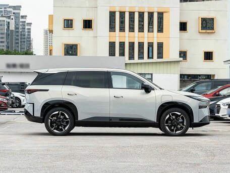 2026 Toyota bZ3X 58.3 kWh, серебристый, 3080000 рублей, вид 4